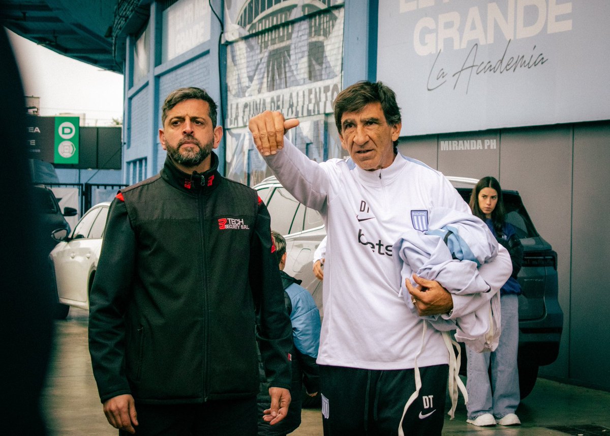 miranndaRC's tweet photo. Gustavo Costas de Racing de verdad 🩵🤍 https://t.co/0WZI1TuiDL