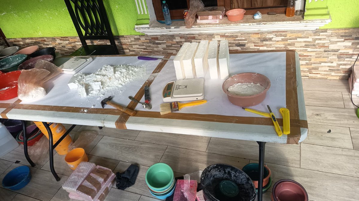 mingobguate's tweet photo. Continúa el trabajo estratégico para combatir a cárteles del narcotráfico en Guatemala. Elementos de la @PNCdeGuatemala y soldados del @Ejercito_GT reportan la localización de un laboratorio clandestino durante un operativo interinstitucional en Ayutla, #SanMarcos. https://t.co/owIjwOuhWx