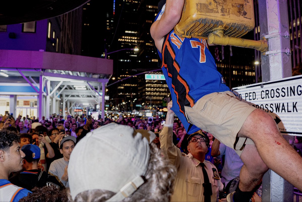 offgramercy's tweet photo. NYC after #KnicksIn4 https://t.co/QUXkhNPCxK