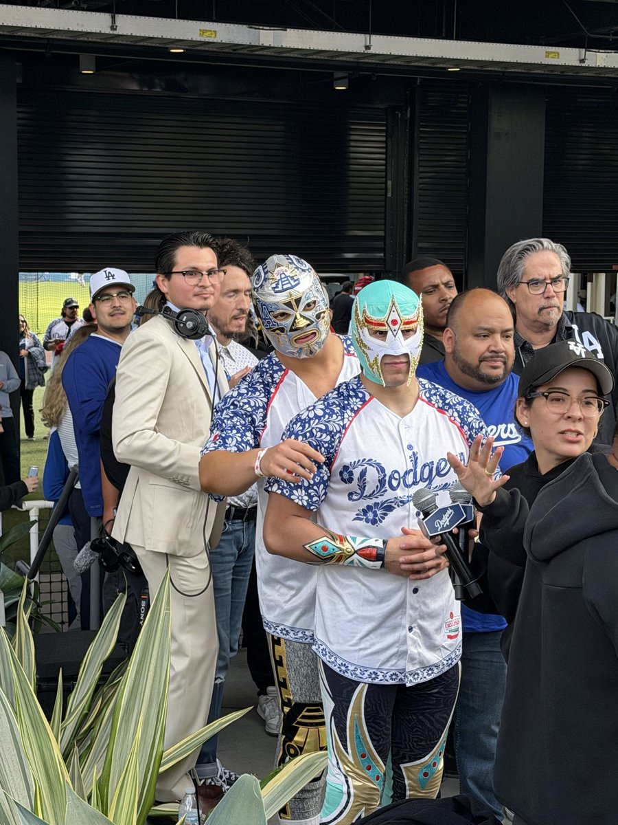 RobertCollard's tweet photo. Mascara Dorada and Xelhua here at Mexican Heritage Night at Dodger Stadium @Dodgers @CMLL_OFICIAL https://t.co/4lGzB23Akj