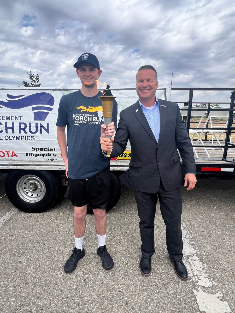 SOID's tweet photo. MOUNTAIN HOME- thank you for proclaiming today "LETR Day!" 
What a turnout for the Law Enforcement Torch Run, we couldn't be more excited!  Thank you to the Mayor, Rich Sykes for supporting our mission too!  
Next up, tomorrow morning we'll be at the State's Capitol! 🔥 🤩 https://t.co/k82h9Q0OZi