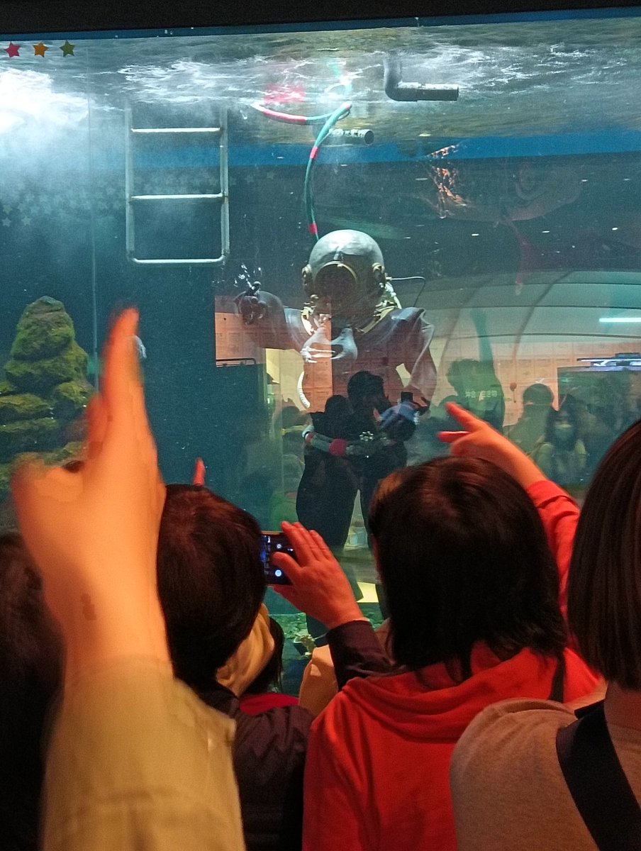 nagrie's tweet photo. 水産科��館マリエントで種市高校の生徒さんが潜っているところを見ました。すごい！これはじゃんけんしてるところ。一緒に写真撮ってもらえて嬉しかった〜 https://t.co/lvpbZiVdNE