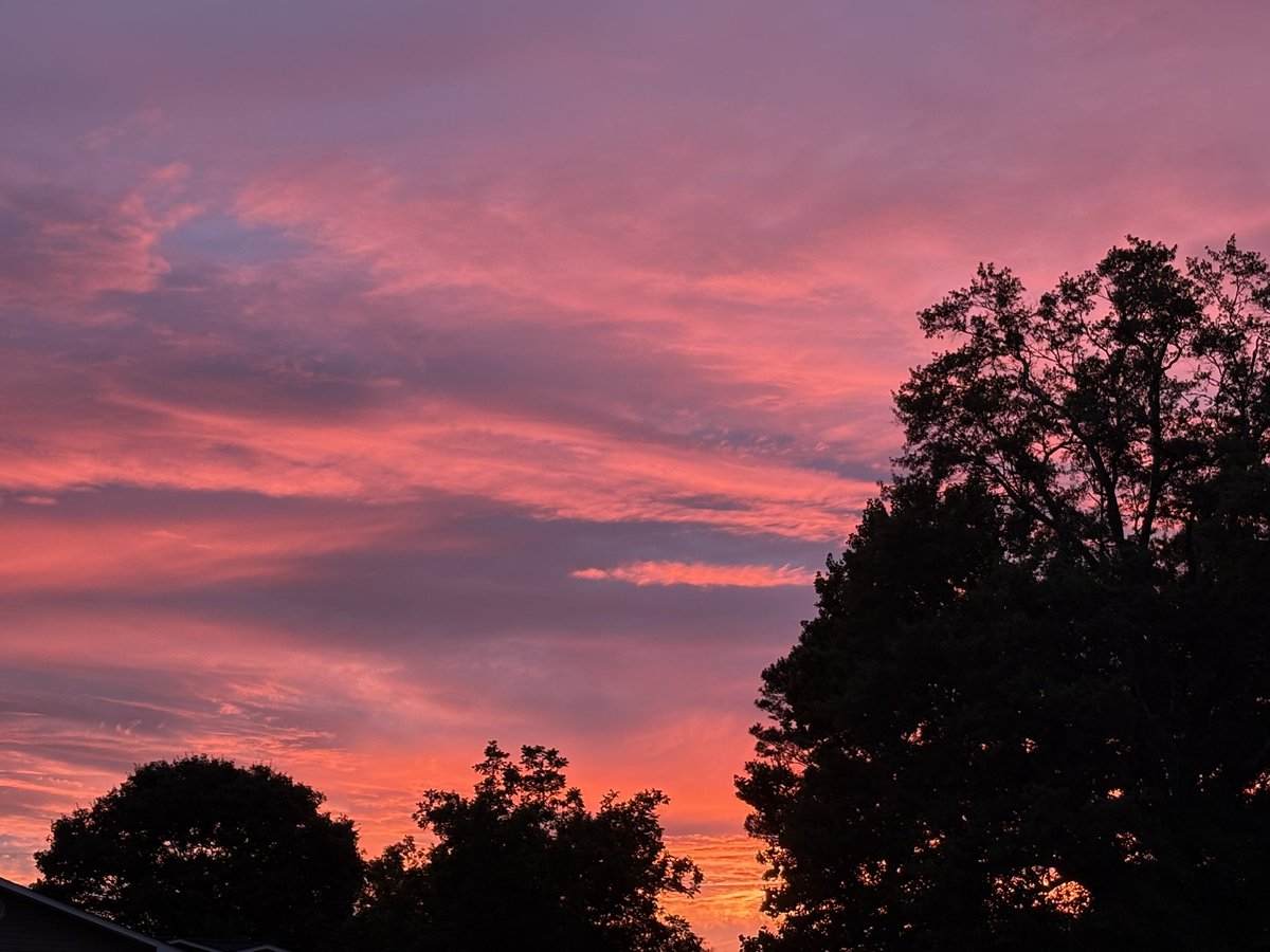 KGuthary's tweet photo. @spann a beautiful rainbow on one side of the house, followed by a beautiful sunset on the other! https://t.co/khFlf7k6lx