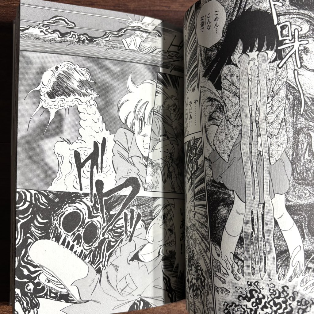 nike_manga's tweet photo. #あの悪魔 

小山田いく先生のホラー短編集。容赦のない残酷描写、ゴア表現で徹底した不条理を描いているのが良い。夢から覚めても悪夢は終わらず果ては死んでしまうのだから気の休まる暇がない。溶けて脳やら臓器が露出した登場人物のビジュアルも禍々しくて最高なのでﾎﾗｰｦﾀはこぞって読むべし！ https://t.co/7yIuwqnhJJ