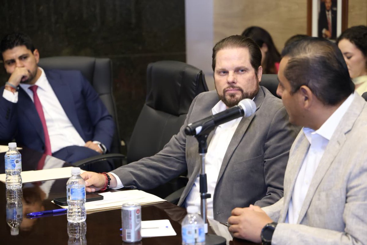 otnielgarcia's tweet photo. 📄 Avanzamos con paso firme desde la Comisión de Hacienda. 
Mantener reuniones de trabajo constantes nos permite evaluar a fondo cada proyecto, priorizando siempre las iniciativas que generen un impacto positivo en el desarrollo de Durango. https://t.co/Ge15qY7uP5