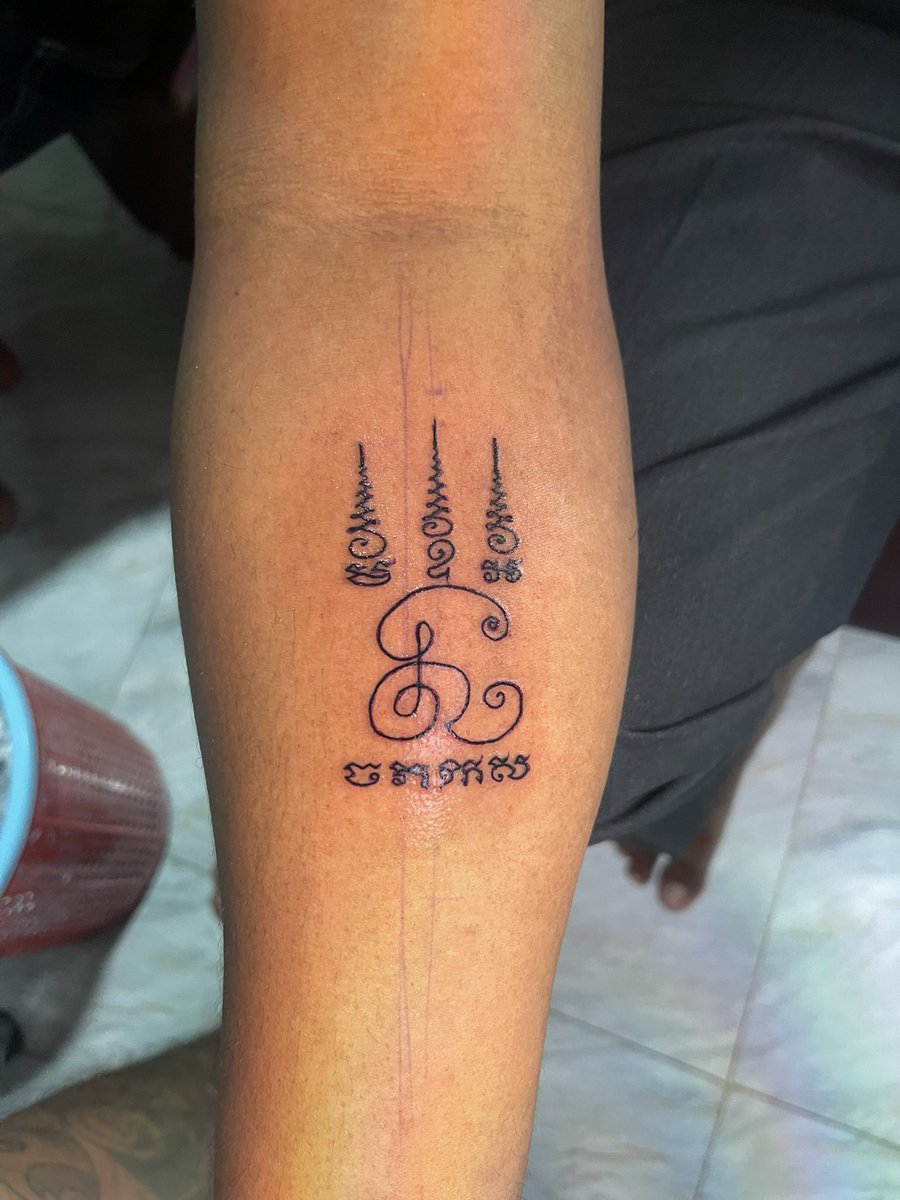 Monkhmersakyant's tweet photo. យ័ន្ដនេះប្រើរខាងស្នេហ៍មហានិយម
Khmer traditional sak yant tattoo, this is yantra (elephant charm) meaning is supper charm and love.

#tattoo #tattoodesign #cambodiatattoo #bamboostick #tattooartist #tattoo https://t.co/GerHf4U0IG