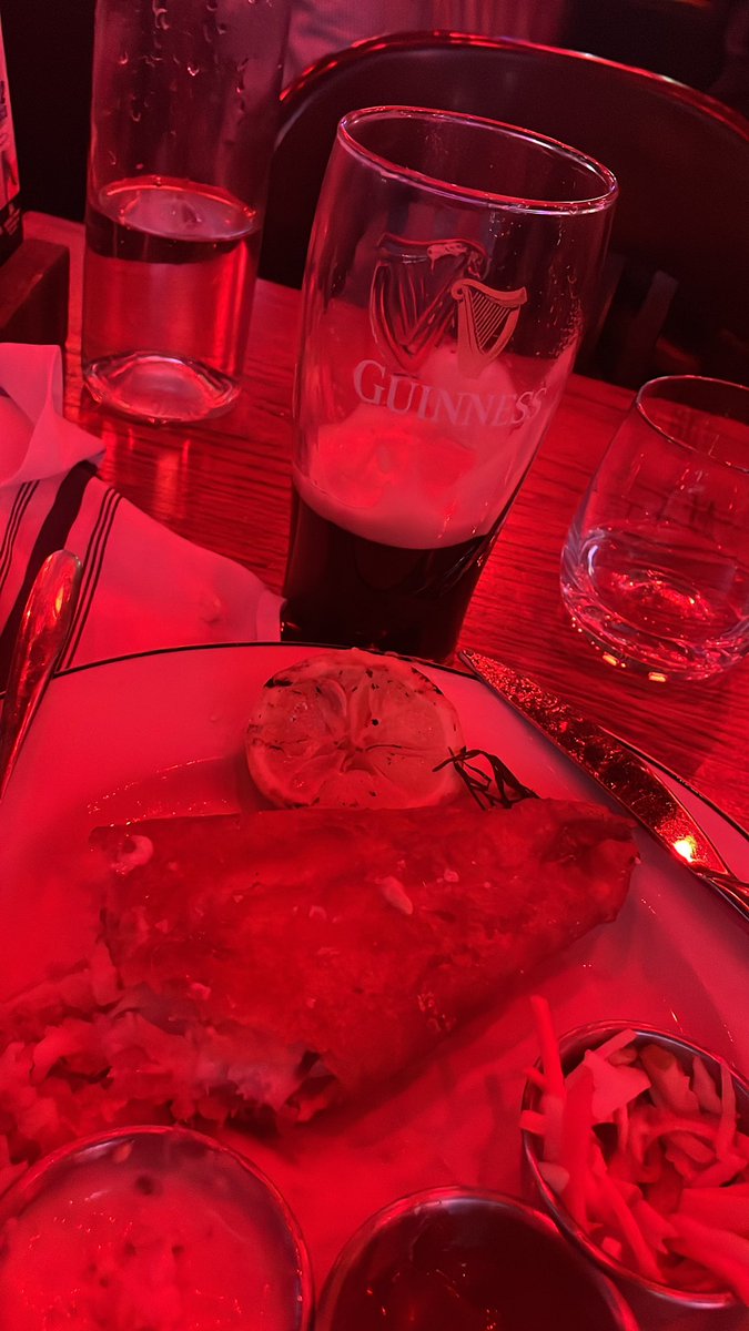 viictorxp's tweet photo. Just a Guinness and a fish and chips makes my life better https://t.co/v2t7uz3Z7V