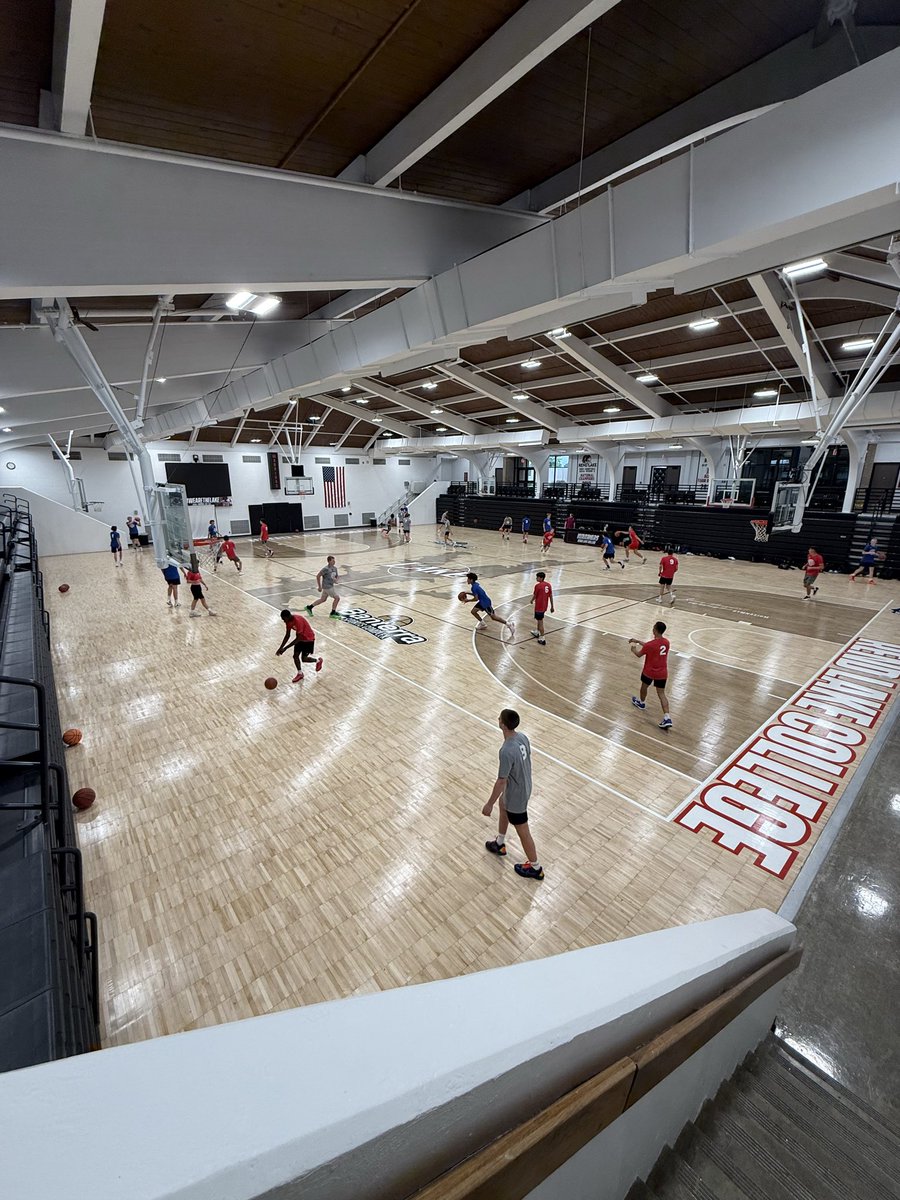RLC_MBB's tweet photo. RLC is the home for the Southern Illinois Spring Showcase tonight with @scottybscout and @jbarrington85  

Ton of hoopers in the gym tonight! https://t.co/dnpvfm7uBV