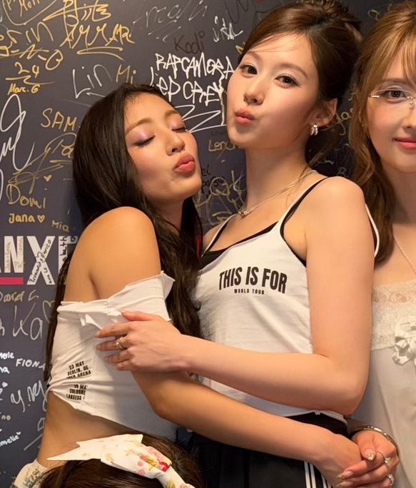 sahyoful's tweet photo. THAT ONE FRIEND WHOS TOO INTO SAHYO https://t.co/s6488br4Nv