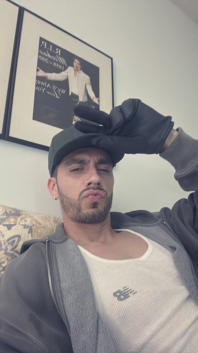KING J tweet media