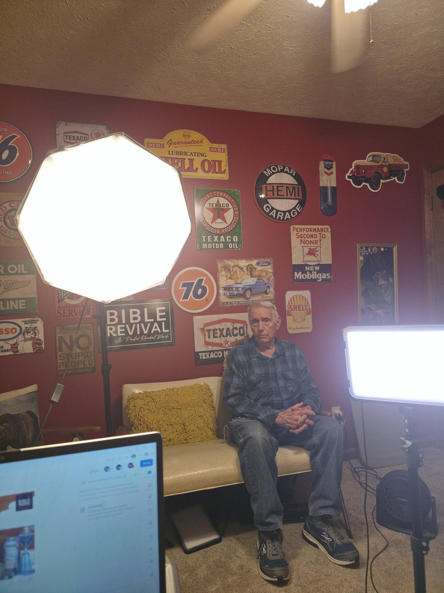 Livingrace14's tweet photo. My dad was in the studio tonight! https://t.co/8MGSy01X0z