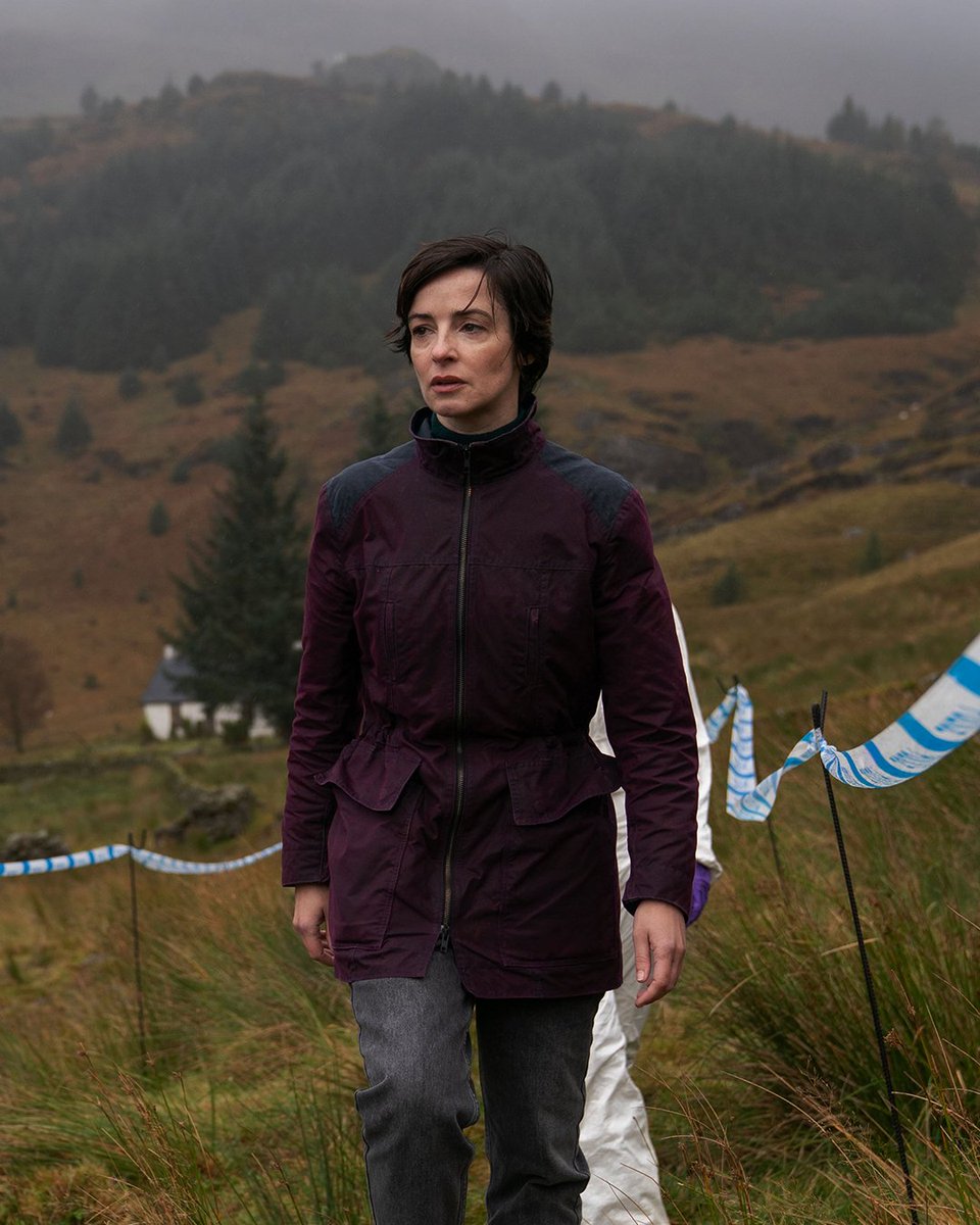 ITV's tweet photo. The Scottish countryside has never looked so sinister 🔦

Here’s your first look at The Dark, a chilling six part crime drama starring Laura Donnelly and Mark Rowley, that follows a tense cat and mouse hunt for a twisted serial killer 🔍🚨 

Coming soon to ITV1 and ITVX

#TheDark #BrandNew #CrimeDrama