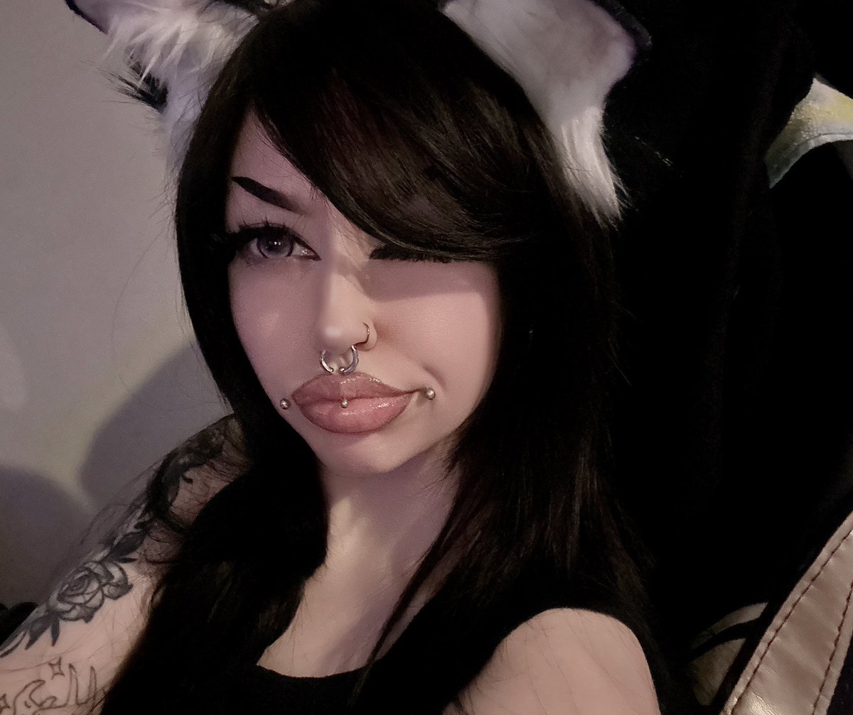 purrplespit's tweet photo. haiii gooners
 im vamp, your new succubus goth mommy 
nice to meet you, now come give me a kiss :*** https://t.co/QLgTYhrcMy