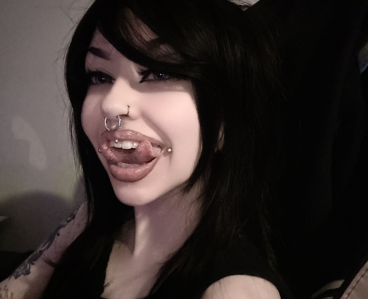 purrplespit's tweet photo. haiii gooners
 im vamp, your new succubus goth mommy 
nice to meet you, now come give me a kiss :*** https://t.co/QLgTYhrcMy
