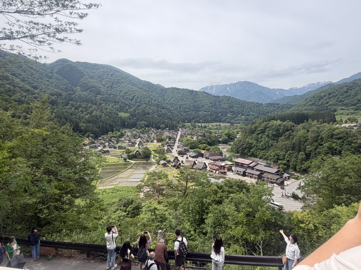 migimaru0729's tweet photo. 白川郷に到着🏔️
海外の方だらけで「本当に日本？」ってなるレベル。笑

合掌造りを眺めながら、森林の坂道を散歩。空気も景色も最高すぎる🌿

名古屋出張→高山→白川郷の弾丸旅だけど、頑張って来てよかった。
今日は高山観光して東京へ🚌

英語もまたこれから頑張ろう。✍️
#白川郷 https://t.co/ulFuvH6WAG