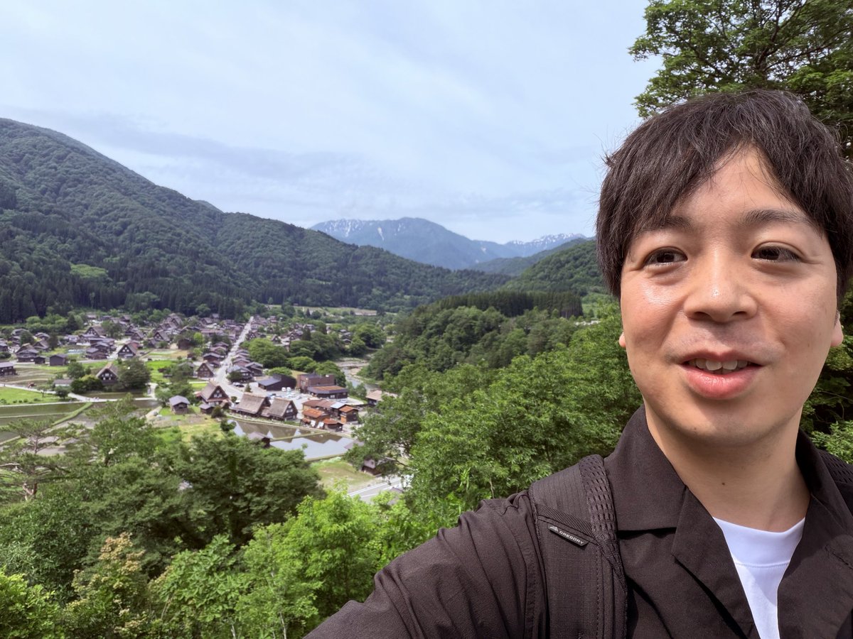 migimaru0729's tweet photo. 白川郷に到着🏔️
海外の方だらけで「本当に日本？」ってなるレベル。笑

合掌造りを眺めながら、森林の坂道を散歩。空気も景色も最高すぎる🌿

名古屋出張→高山→白川郷の弾丸旅だけど、頑張って来てよかった。
今日は高山観光して東京へ🚌

英語もまたこれから頑張ろう。✍️
#白川郷 https://t.co/ulFuvH6WAG
