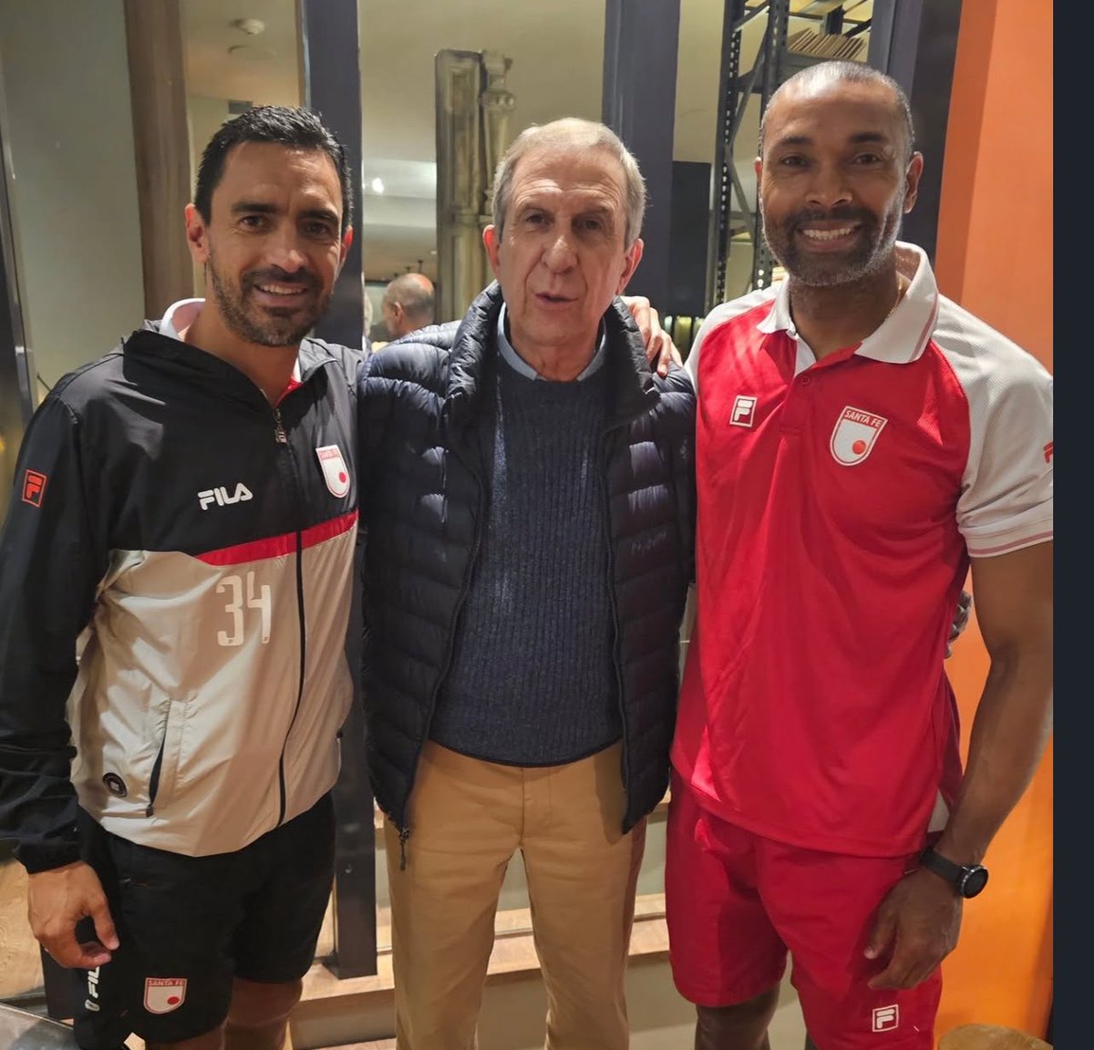 SoyMiguelParis's tweet photo. ¡Visita especial en el hotel de concentración del León 🦁, en Uruguay 🇺🇾!

📌 Gerardo Pelusso 🇺🇾, DT campeón de la #CopaSudamericana 🏆 con @SantaFe 🇮🇩, estuvo visitando al plantel Cardenal. https://t.co/92ojQiqi1h