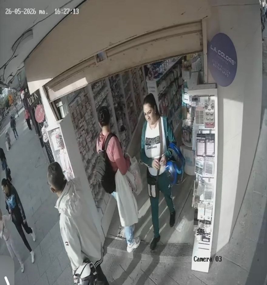 PasaenBogota's tweet photo. #BOGOTÁ. Atentos con estos presuntos ladrones que habrían intentado robar en dos locales comerciales la tarde de ayer 25MAY, intentaron en la loc/Chapinero y hoy 26MAY, en el b/Venecia. Gracias al aviso oportuno de la comunidad los administradores se percatan y recuperan los articulados pero la pareja sale corriendo.