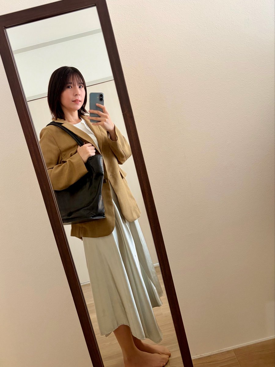 kanako_ukll's tweet photo. 気が付くと全身 #COMME★ の服を着ている。大好きなお友達が作ったお洋服、着心地が良くて長く着れるんだよね。
もうすぐ新作が出るので、楽しみ。
水曜日ですが気持ち的には一週間の折り返し。
今夜はFC配信だよ〜話そうね! #土屋鞄 https://t.co/CKl2LdoUQ2
