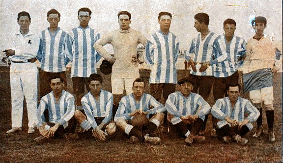 PCioccale's tweet photo. @JulioArguelles_ En esta foto de @ArgdeQuilmesOf está Albérico Zabaleta, el primero sentado, muchos sitios la confunden con una foto de @RacingClub . Pero es 1917, el único año que "El Beco" jugó en #ElMate . https://t.co/tLicZnW0kG