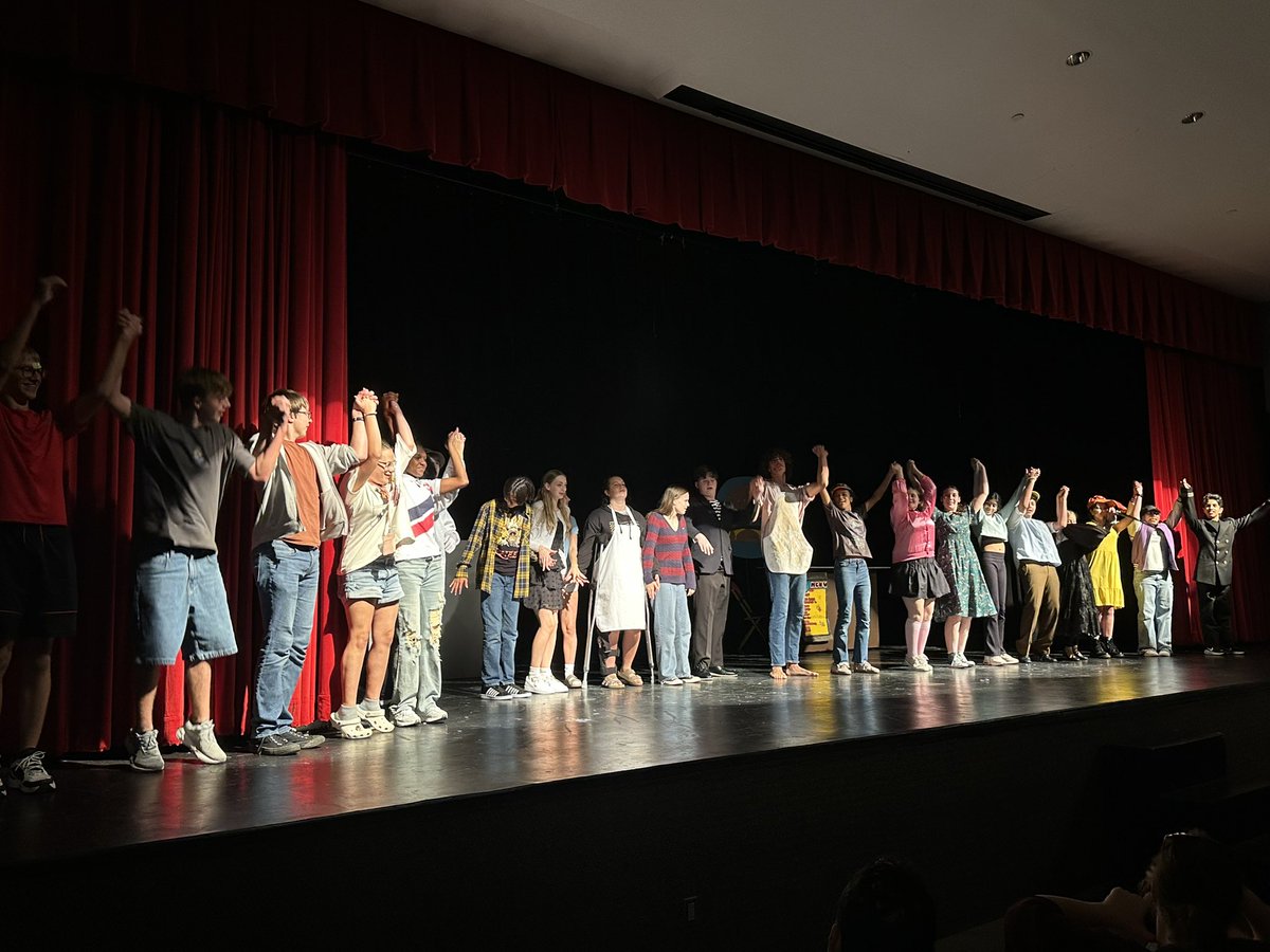 MsRussell_WMS's tweet photo. When pretty much every kid in your class is in theatre

You show up to every show❤️

Had the time of my life spending all year in US History with a bunch of entertaining, silly and insanely intelligent and talented as heck theatre kids! https://t.co/gFtHHOcarE