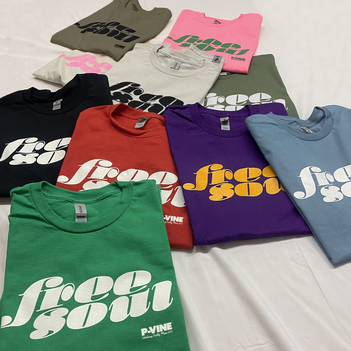 pvinerecords's tweet photo. 【受注締め切り間近！！】

「Free Soul」×Pヴァイン50周年記念コラボTシャツ。春に大反響を呼んだ人気企画が復活。全50ヴァリエーション展開。

50th Anniversary "Free Soul" T-Shirts：¥3,200 (¥3,520 税込)

ご購入1枚につき全50デザイン収録のA4マルチ���テッカーをプレゼント！