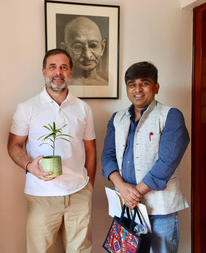 IYC's tweet photo. Warm congratulations to our former colleague Shri @pandey_amrish on being appointed as Communication Incharge of Rachnatmak Congress.

Wishing him great success and strength for this new responsibility ahead. https://t.co/ZakZlQPlor