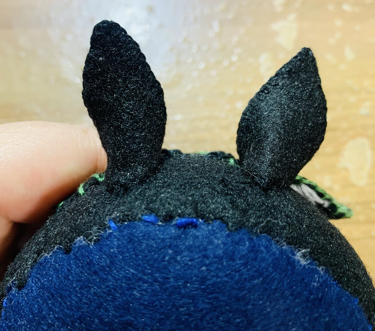 Matori_pr's tweet photo. 我、ウマ耳を適当に作ってあるの許せない民。
めちゃくちゃ良い感じの馬耳が作れたので後で型紙を公開したい。
（机がボロいのは許してください） https://t.co/Y3oOcVjrlt