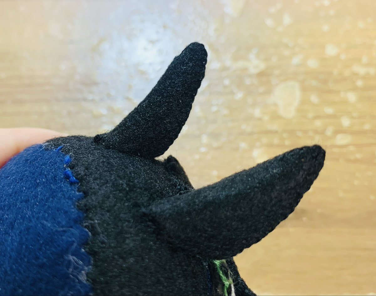 Matori_pr's tweet photo. 我、ウマ耳を適当に作ってあるの許せない民。
めちゃくちゃ良い感じの馬耳が作れたので後で型紙を公開したい。
（机がボロいのは許してください） https://t.co/Y3oOcVjrlt