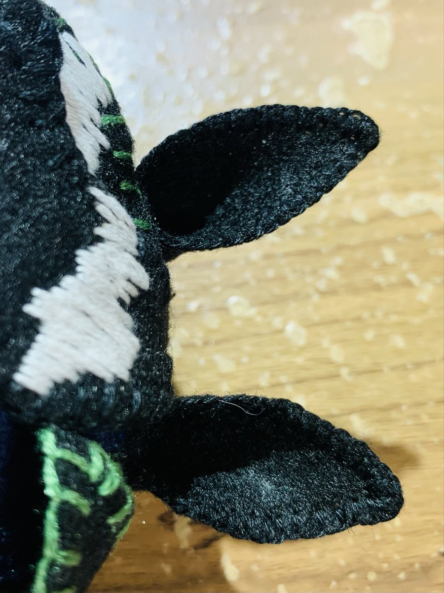 Matori_pr's tweet photo. 我、ウマ耳を適当に作ってあるの許せない民。
めちゃくちゃ良い感じの馬耳が作れたので後で型紙を公開したい。
（机がボロいのは許してください） https://t.co/Y3oOcVjrlt