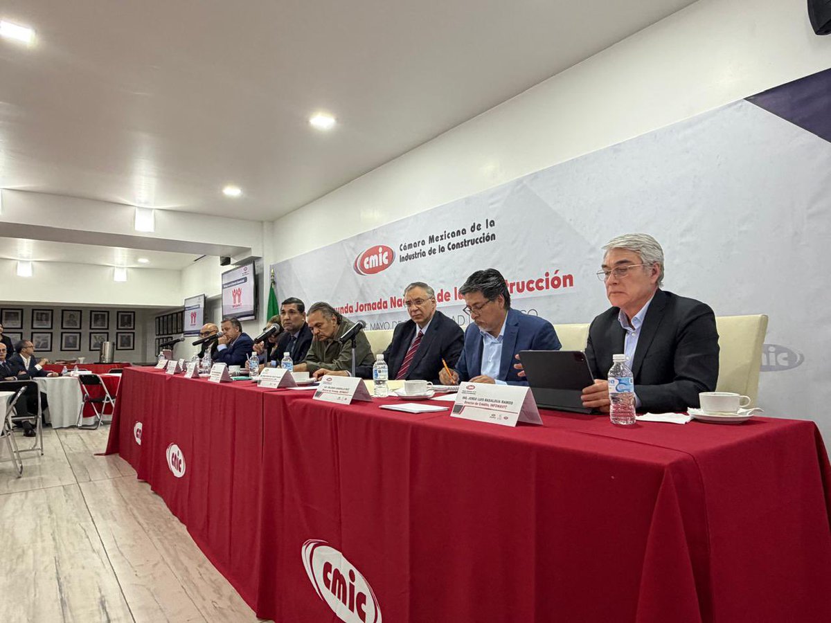 RaydelVallelafo's tweet photo. Participe en la Segunda Jornada Nacional de la Construcción, junto a directivos de #INFONAVIT @OctavioRomero_O y del presidente nacional de #CMIC @lmendezjaled fortaleciendo el diálogo y generando propuestas que impulsen el crecimiento  del sector constructor en nuestro país. https://t.co/tSYXGGoFPs