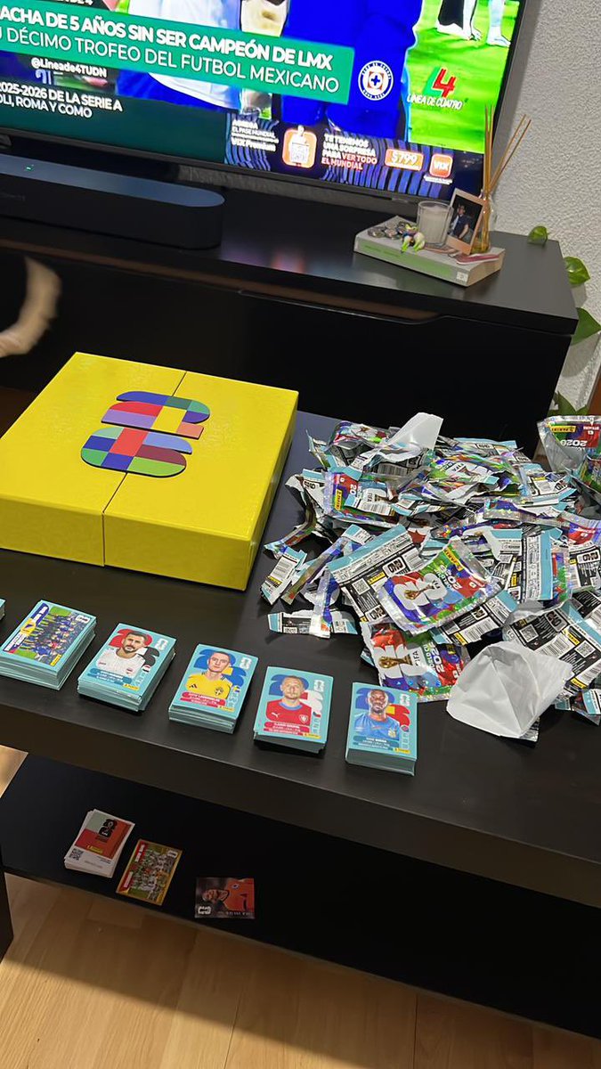 A_Pimentel_'s tweet photo. @PaniniSportMx @OribePeralta @solosanborns He enviado correo y DM’s por IG para una solución y aún nada. Es muy molesto haber gastado tanto para obtener 700 estampas de los mismos 5 equipos. Pésima distribución de su parte.
En el segundo punto, la carrera es el sábado, la entrega de kits el viernes y aún no recibo código. https://t.co/mYlCLUfUql