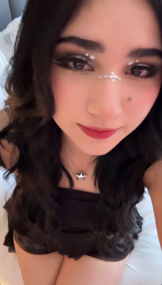 sakimyeon's tweet photo. sigo #obsesionada con mi maquillaje para bts, extraño tanto ese día FAWK https://t.co/kAqloyu3ft