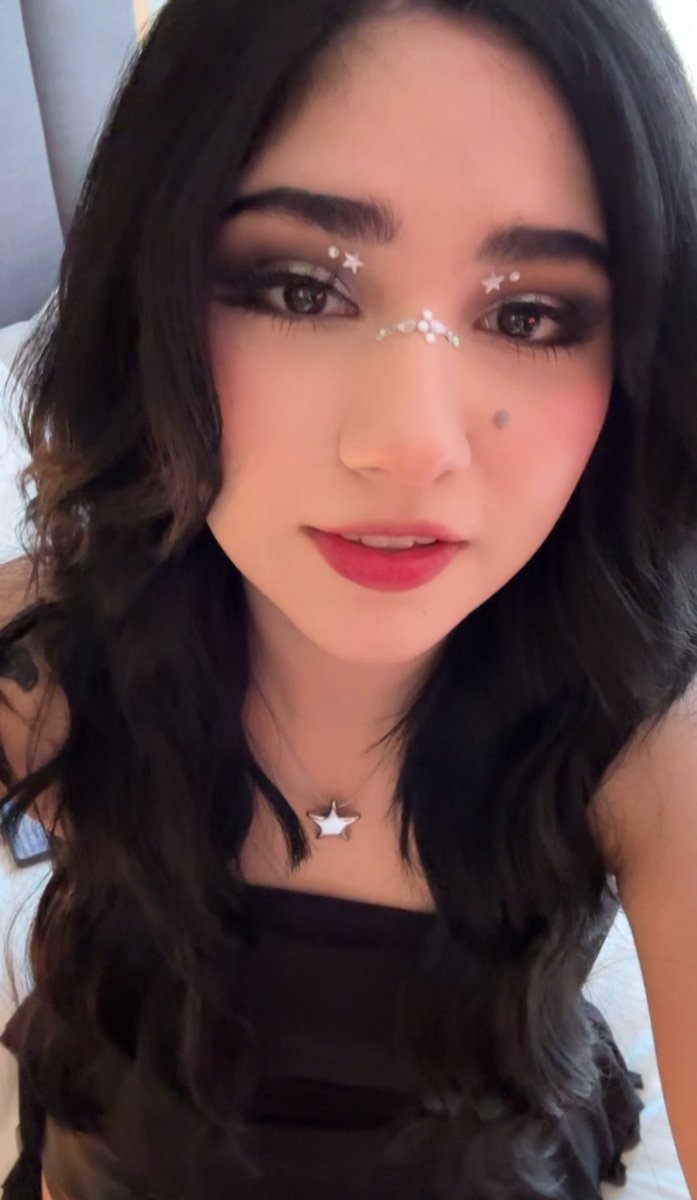 sakimyeon's tweet photo. sigo #obsesionada con mi maquillaje para bts, extraño tanto ese día FAWK https://t.co/kAqloyu3ft