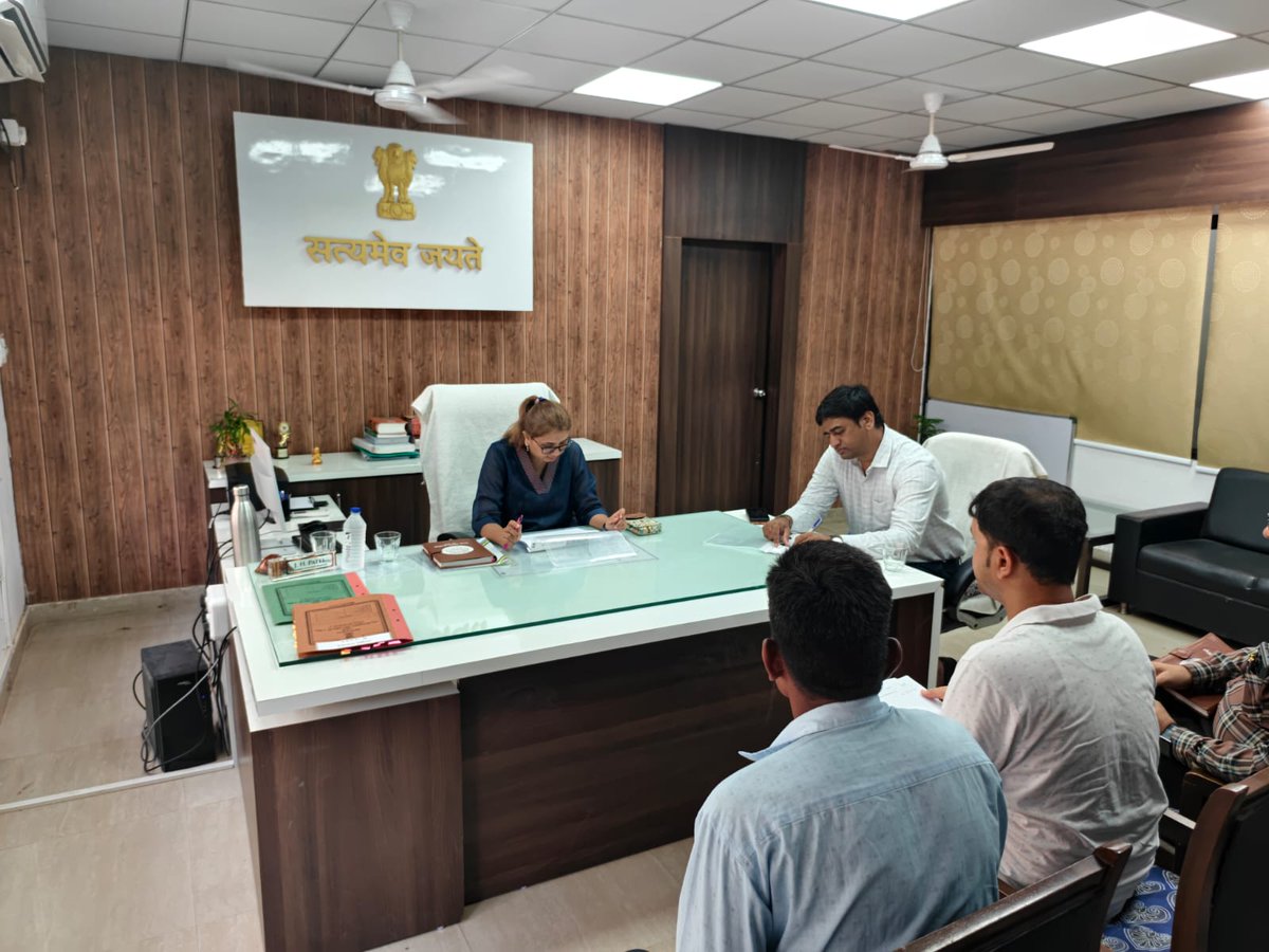Dyddo_Pan_CU's tweet photo. 26/5/2026 ના રોજ તાલુકા સ્વાગત કાર્યક્રમ અંતર્ગત સંખેડા મામલતદાર કચેરી ખાતે હાજરી આપી. અરજદારશ્રીઓ દ્વારા રજૂ કરવામાં આવેલ પ્રશ્ર્નોને સાંભળીને સંબધિત વિભાગને કાર્યવાહી કરવા સૂચના આપી અને હકારાત્મક નિકાલ કર્યો. 
#swagatonline
@collectorcu 
@DDOCUdepur 
@MamSankheda 
@tdo_san_cu https://t.co/x1YpdOqgwh