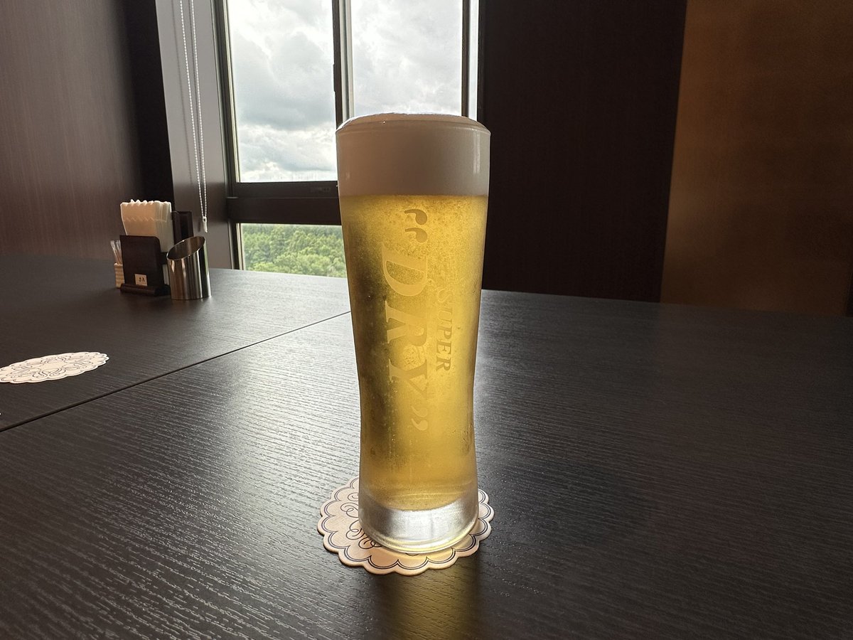 Owadder's tweet photo. 平日の昼に病院のレストランで飲むビールが世界一美味いかもしれん🍺✨ https://t.co/KfSZ6FoduG