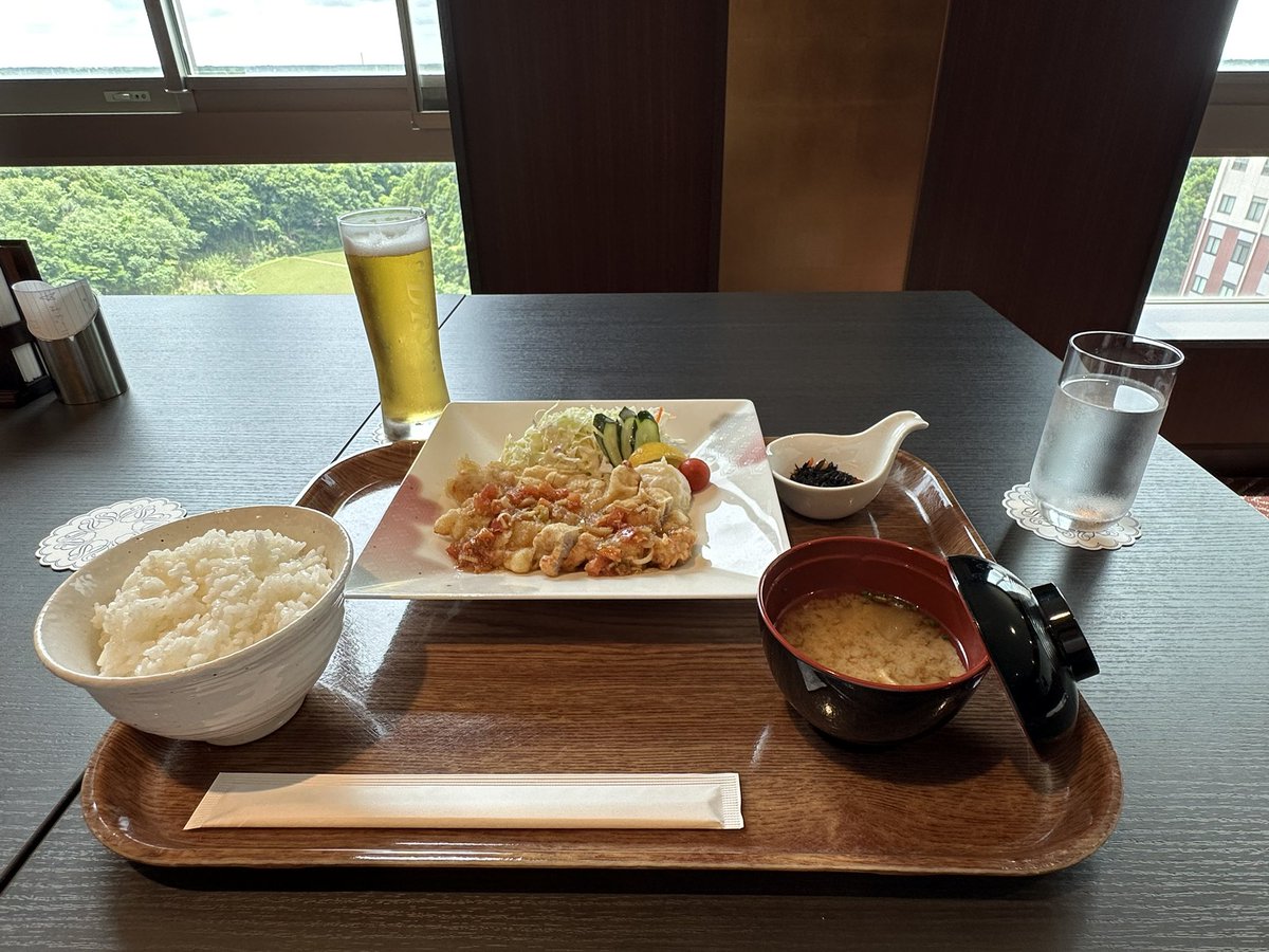 Owadder's tweet photo. 平日の昼に病院のレストランで飲むビールが世界一美味いかもしれん🍺✨ https://t.co/KfSZ6FoduG