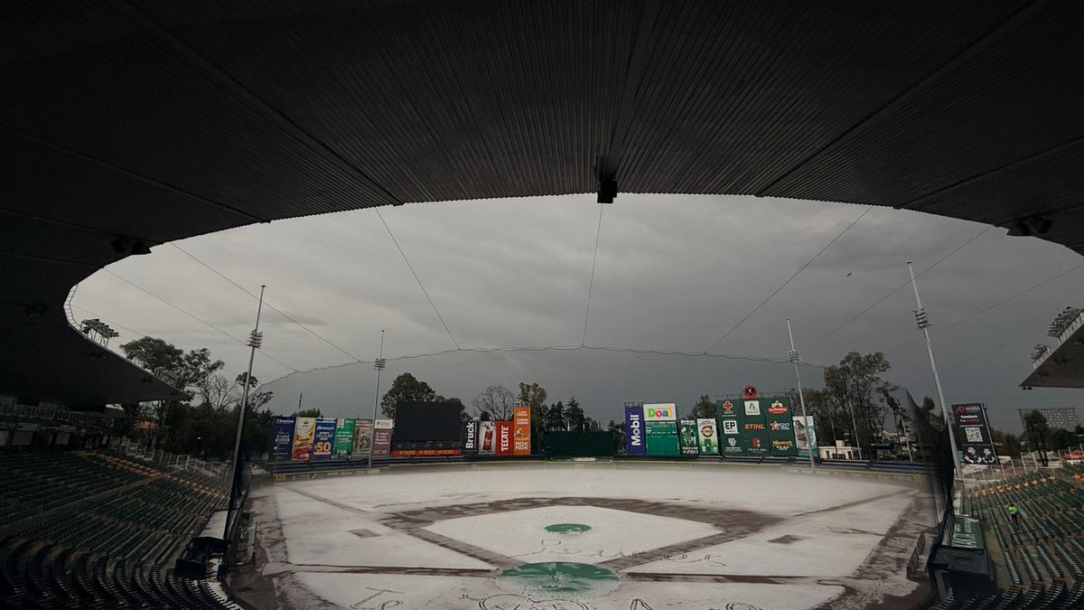 CoopeMX's tweet photo. #Granizada | Cubierto de hielo quedó el diamante del Estadio de Béisbol Hermanos Serdán. La casa de los #Pericos quedó pintada de blanco tras la granizada de este martes. ⚾️

📸 Víctor Tamayo

#LaCoopeMX #Clima https://t.co/qLJjryMzvI