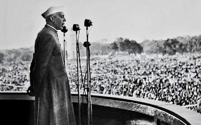 MeSiddheshRane's tweet photo. ज्यांचं अख्ख कुटुंब स्वातंत्र्य संग्रामात जेल मध्ये गेलं होतं, 1947 ला स्वतःची 196 करोडची (आत्ताचे 12 हजार करोड) तत्कालीन प्रॉपर्टी ज्यांनी देशाला दान केली, ज्या देशात सुई बनत नव्हती, लोकं भुकेने मरत होती, त्या देशात धरण, IIT, IIM, AIIMS, BHEL, LIC, Indian Oil, इ. अश्या वेगवेगळ्या क्षेत्रात तब्बल 75 संस्था उभारून ज्यांनी देश उभा केला, ज्यांच्या जाण्यानंतर आंतरराष्ट्रीय मीडिया मध्ये 'World Without Nehru' च्या मथळ्याखाली लेख लिहिले जातात....त्यांना दुषणं द्यायला एकतर तुम्ही 35 वर्षे भीक मागून खाल्लेली असावीत नाहीतर तुमची अक्कल रडारपासून वाचून घुडघ्यात लपलेली असावी.

भारत भूमिचे सुपुत्र, पहिले पंतप्रधान जवाहरलाल नेहरू ह्यांना पुण्यतिथी निमित्त विनम्र अभिवादन!

#JawaharlalNehru #SPR