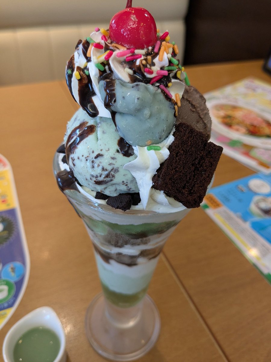 graceful_nerd's tweet photo. 今年もココスのチョコミン党パフェを頂く https://t.co/BWA6Aq12bR