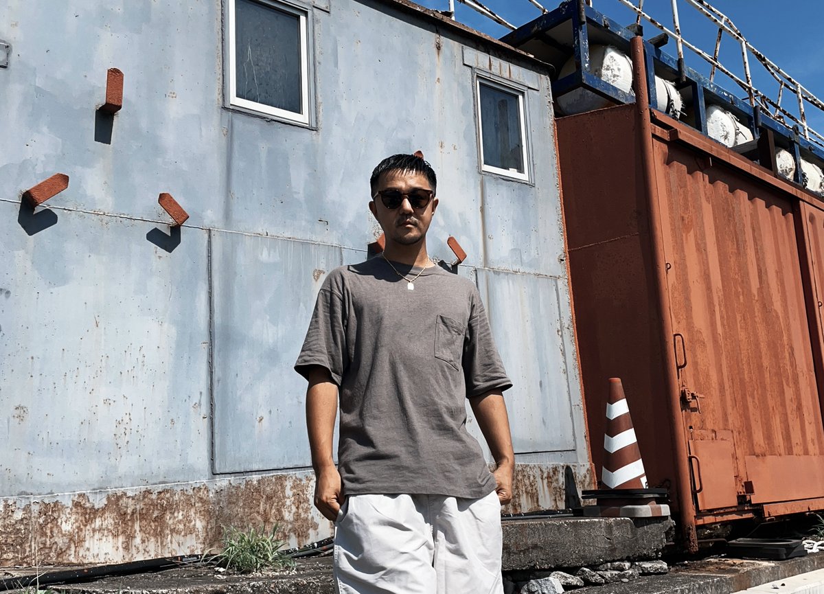 ULTRAVYBEHIPHOP's tweet photo. 【情報解禁】
ラッパー万寿、MAHBIEプロデュースによる新曲「susumu」のMV公開！配信リリースも。

HOOLIGANZのメンバーとしても知られ、神奈川は横須賀を拠点に活動するラッパーの万寿が、MAHBIEプロデュースによる新曲「susumu」のミュージック・ビデオを公開した。日付が変わった明日、5月28日（木）には主要配信サイトでの配信もスタートする。

万寿 - susumu (Prod by MAHBIE) Music Video
https://t.co/qRuV6H8i21

今作「susumu」は、数々のプロデュースワークやビートテープのリリースなどで日本のヒップポップシーン / ビートシーンで圧倒的な存在感と人気を誇るMAHBIEをプロデュースに迎えた楽曲。2人の初タッグとなる本作は、重厚なドラムの上で中毒性のあるシンセサイザーとベースラインが絡み合い、そこに万寿独特の日常感や生活感のあるラップが重なる、彼らにしか出せない色を提示した一曲となっている。

ミュージック・ビデオは万寿自身の別名義"Rap La Movie"がディレクションを手掛けており、断片的な日常と内省的な視点を織り交ぜながら、楽曲の世界観を拡張する仕上がりとなっている。

■Release Information
Artist : 万寿 (マンジュ)
Title : susumu (ススム) 
Label : HOOLIGANZ&Co
Format : DIGITAL
Release Date : 2026/5/28
Track List : 1. susumu

各種配信先 : https://t.co/p3DFRTp2wZ
MusicVideo URL : https://t.co/qRuV6H8i21

■万寿　@MANJYU_PRZ
ヒップホップグループ"HOOLGANZ"所属。神奈川は横須賀に拠点を置くラッパー／映像クリエイター。
ソロ／グループとしてこれまでにICE BAHN、サイプレス上野、TOSHIKI HAYASHI(%C)、
TAKUMA THE GREAT、STUTS、Kzyboost、ピスタチオスタジオ、
Donatello、句潤、MULBE、Fortune D、Riddim Hunte等と楽曲を制作。
ソロ活動以外にもTAKUMA THE GREAT、BAN、TOSHIKI HAYASHI(%C)と手を組んだ
「HOOLIGANZ」に所属。グループとしても3枚のアルバムをリリース。
海外公演や、テレビ番組への出演、楽曲提供など幅広く活躍。
アメリカのベースキャンプと、自然が混ざり合う独特な街の風景を歌詞に落としたフロウは唯一無二。
ヒップポップの枠におさまらずレゲエ、スケーター、サーファー、
絵描き、映像作家などのSTREETに点在する多くのカルチャーから影響を受け、神奈川の海沿いから新しいスタイルを発信をしている。

■MAHBIE　@mahbieman
DJ / Beat Maker / Producer。
2017年、JAZZY SPORTより1stアルバム『Space Brothers』を発表。
以降、ビート作品やMIX CDのリリースを重ね、日本のヒップホップ／ビートシーンで活動を続けている。 
ラフでRAWな質感とループ感を軸とするプロダクション。
ライブで得た感覚をそのまま音に還元し、シンプルでありながら強度のあるビートを生み出す。 
これまでにSUIKEN、MILES WORD、BIG-RE-MANなどへ楽曲提供を行うほか、ラッパー田我流のBACK DJとして約10年にわたり活動。
ツアーやバンドセットを含む多様なライブを重ねる。
また、近年は映像作品やラジオドラマの劇伴制作などにも携わる。
2025年、アルバム『SMILE』をカセットテープでリリース。現在も複数のプロジェクトを進行中。