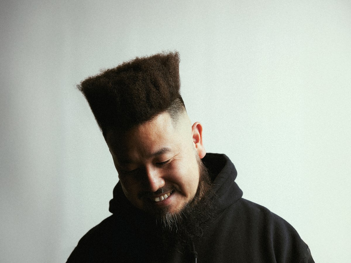 ULTRAVYBEHIPHOP's tweet photo. 【情報解禁】
ラッパー万寿、MAHBIEプロデュースによる新曲「susumu」のMV公開！配信リリースも。

HOOLIGANZのメンバーとしても知られ、神奈川は横須賀を拠点に活動するラッパーの万寿が、MAHBIEプロデュースによる新曲「susumu」のミュージック・ビデオを公開した。日付が変わった明日、5月28日（木）には主要配信サイトでの配信もスタートする。

万寿 - susumu (Prod by MAHBIE) Music Video
https://t.co/qRuV6H8i21

今作「susumu」は、数々のプロデュースワークやビートテープのリリースなどで日本のヒップポップシーン / ビートシーンで圧倒的な存在感と人気を誇るMAHBIEをプロデュースに迎えた楽曲。2人の初タッグとなる本作は、重厚なドラムの上で中毒性のあるシンセサイザーとベースラインが絡み合い、そこに万寿独特の日常感や生活感のあるラップが重なる、彼らにしか出せない色を提示した一曲となっている。

ミュージック・ビデオは万寿自身の別名義"Rap La Movie"がディレクションを手掛けており、断片的な日常と内省的な視点を織り交ぜながら、楽曲の世界観を拡張する仕上がりとなっている。

■Release Information
Artist : 万寿 (マンジュ)
Title : susumu (ススム) 
Label : HOOLIGANZ&Co
Format : DIGITAL
Release Date : 2026/5/28
Track List : 1. susumu

各種配信先 : https://t.co/p3DFRTp2wZ
MusicVideo URL : https://t.co/qRuV6H8i21

■万寿　@MANJYU_PRZ
ヒップホップグループ"HOOLGANZ"所属。神奈川は横須賀に拠点を置くラッパー／映像クリエイター。
ソロ／グループとしてこれまでにICE BAHN、サイプレス上野、TOSHIKI HAYASHI(%C)、
TAKUMA THE GREAT、STUTS、Kzyboost、ピスタチオスタジオ、
Donatello、句潤、MULBE、Fortune D、Riddim Hunte等と楽曲を制作。
ソロ活動以外にもTAKUMA THE GREAT、BAN、TOSHIKI HAYASHI(%C)と手を組んだ
「HOOLIGANZ」に所属。グループとしても3枚のアルバムをリリース。
海外公演や、テレビ番組への出演、楽曲提供など幅広く活躍。
アメリカのベースキャンプと、自然が混ざり合う独特な街の風景を歌詞に落としたフロウは唯一無二。
ヒップポップの枠におさまらずレゲエ、スケーター、サーファー、
絵描き、映像作家などのSTREETに点在する多くのカルチャーから影響を受け、神奈川の海沿いから新しいスタイルを発信をしている。

■MAHBIE　@mahbieman
DJ / Beat Maker / Producer。
2017年、JAZZY SPORTより1stアルバム『Space Brothers』を発表。
以降、ビート作品やMIX CDのリリースを重ね、日本のヒップホップ／ビートシーンで活動を続けている。 
ラフでRAWな質感とループ感を軸とするプロダクション。
ライブで得た感覚をそのまま音に還元し、シンプルでありながら強度のあるビートを生み出す。 
これまでにSUIKEN、MILES WORD、BIG-RE-MANなどへ楽曲提供を行うほか、ラッパー田我流のBACK DJとして約10年にわたり活動。
ツアーやバンドセットを含む多様なライブを重ねる。
また、近年は映像作品やラジオドラマの劇伴制作などにも携わる。
2025年、アルバム『SMILE』をカセットテープでリリース。現在も複数のプロジェクトを進行中。