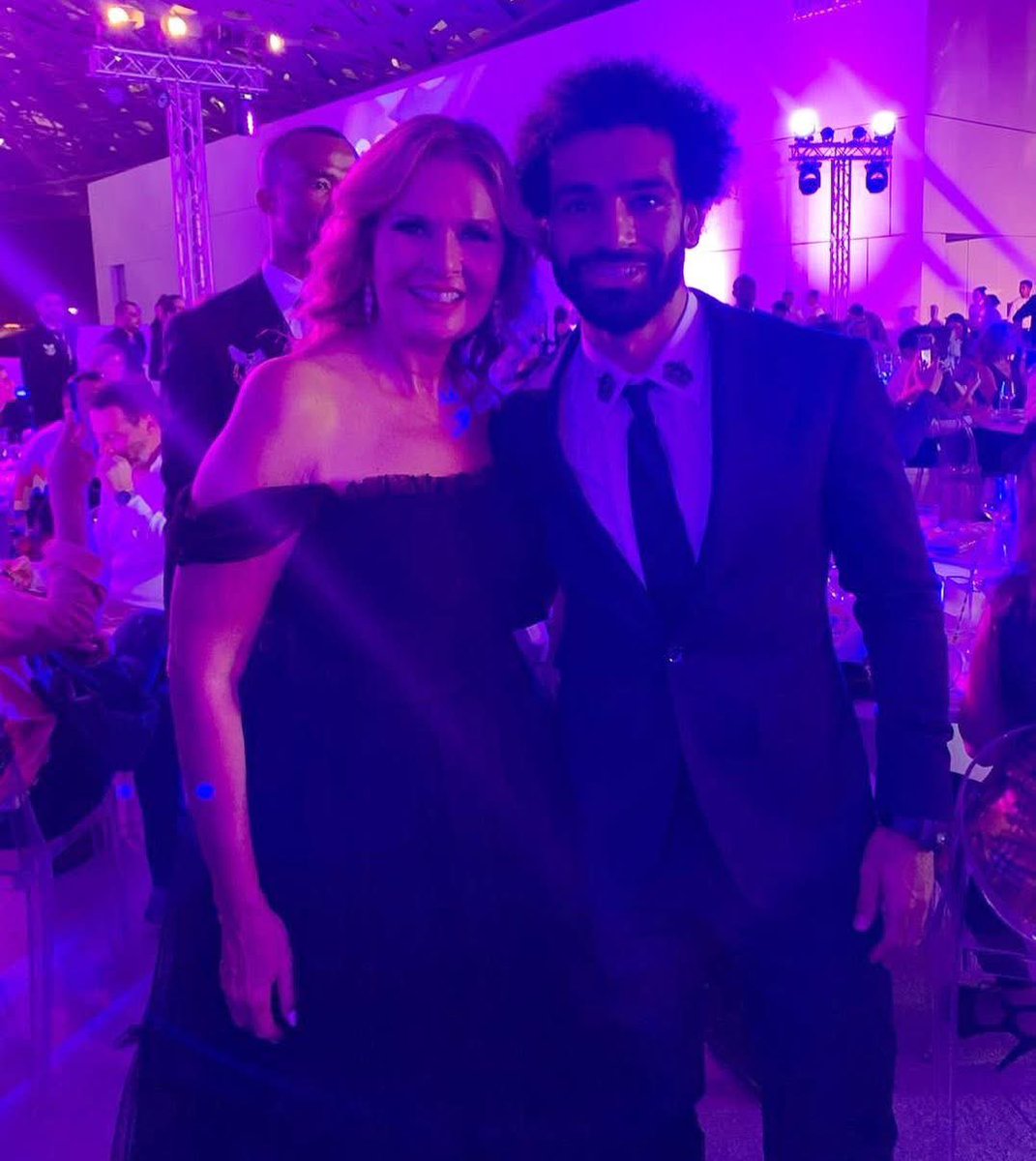 Youssra's tweet photo. بعيدًا عن كل النجاحات والأرقام والإنجازات اللي العالم كله شايفها، أنا حابة أقول لك إن أكثر شيء مميز فيك هو شخصك الطيب الجميل … إنك إ فريد واستثنائي فعلًا، بموهبة كبيرة، لكن بقلب أكبر، وبحضور يخلي أي حد يعرفك يفتخر بيك أكتر.

رحلتك مع ليفربول كانت رحلة عظيمة بكل معنى الكلمة، مش بس لأنك صنعت فيها تاريخ، لكن لأنك كنت دايمًا مثال يُحتذى به في الالتزام، في الاحترام، وفي إن النجاح الحقيقي عمره ما غيّر في أصلك ولا في تواضعك.

أنت مش بس مصدر فخر لمصر، أنت واحد من رموزها اللي بنعتز بيهم بجد… وكل خطوة نجحت فيها كانت فرحة لناس كتير، وأنا واحدة منهم ❤️

ببارك لك على انتهاء فصل مهم واستثنائي من رحلتك، ومتأكدة إن اللي جاي هيكون أجمل وأكبر، لأن الناس اللي زيك ما بتقفش عند محطة… هي دايمًا بتكمل وتبهر.

ربنا يوفقك في كل خطوة جاية، ويفض�� نجاحك دايمًا على قد تعبك وقلبك الجميل.

بنحبك يا @MoSalah ❤️

يسرا