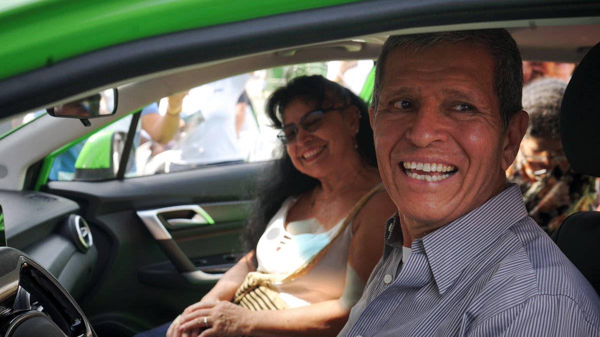 MinTransporteCo's tweet photo. ¡El Valle avanza hacia la movilidad sostenible!
Hoy se realizó la primera entrega de taxis eléctricos en Cali, gracias al programa FOPAT del Gobierno Nacional que otorga recursos para los taxistas en todo el país.
Una apuesta del presidente @petrogustavo y la ministra @maferojas https://t.co/evxk1V5Brf