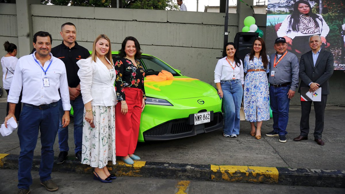 MinTransporteCo's tweet photo. ¡El Valle avanza hacia la movilidad sostenible!
Hoy se realizó la primera entrega de taxis eléctricos en Cali, gracias al programa FOPAT del Gobierno Nacional que otorga recursos para los taxistas en todo el país.
Una apuesta del presidente @petrogustavo y la ministra @maferojas https://t.co/evxk1V5Brf