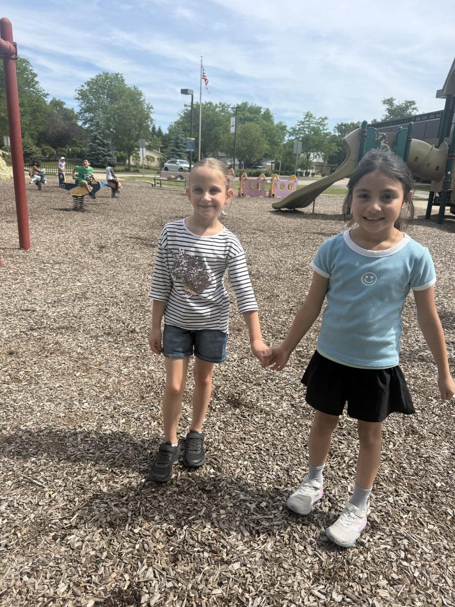 BermanFirsties's tweet photo. We made so many amazing memories today! Camelot Park day is the BEST day! ☀️🎉 #ivyhillleague https://t.co/lJlOPXjtn3
