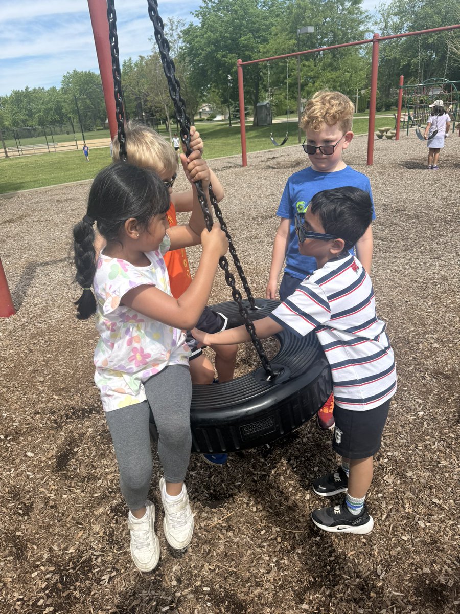 BermanFirsties's tweet photo. We made so many amazing memories today! Camelot Park day is the BEST day! ☀️🎉 #ivyhillleague https://t.co/lJlOPXjtn3
