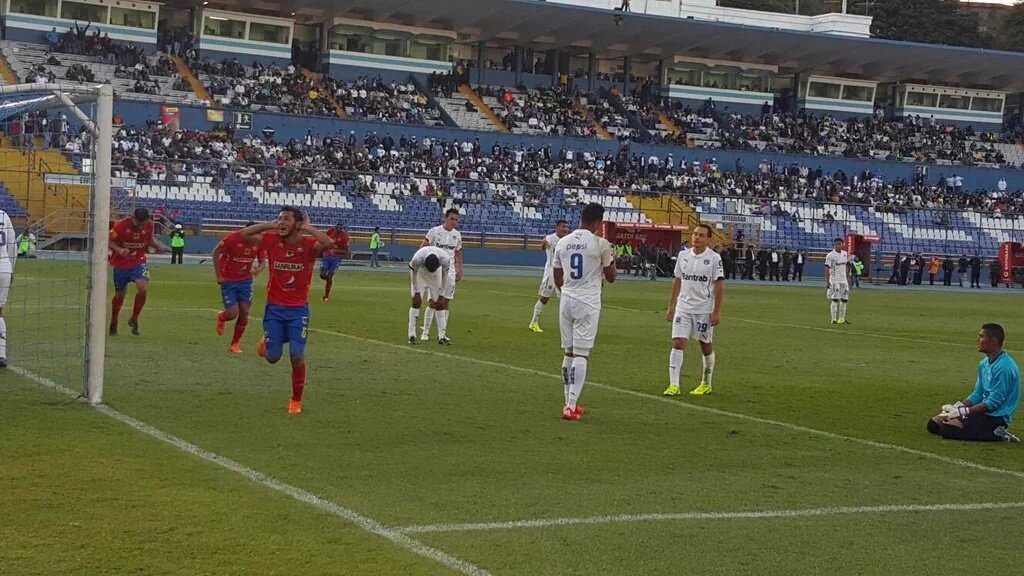 GRANDESOLOUNO's tweet photo. Darwin Torres y Chaco Jimenez las primeras bajas del 33 veces campeón Nacional.  

#somoseltemplodelaintimidadescarlata
No nos ganan una. 

@Duglinho30 https://t.co/dQlxR2sVfH