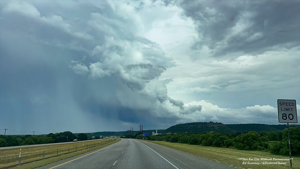EasternChaser's tweet photo. Supercell thunderstorm with visible hail streaks looking east from Junction, TX late this afternoon. #txwx #stormhour https://t.co/C9YwySlUzp