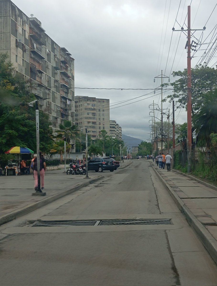 chichiccs's tweet photo. También es importante que arreglen la pista que va desde el torreón hasta la esquina de la Escuela ambrosio plaza, hay muchos huecos. Los carros, transporte público y pasajeros sufriendo cada vez que pasamos por aquí. https://t.co/fmhQwgV3sY